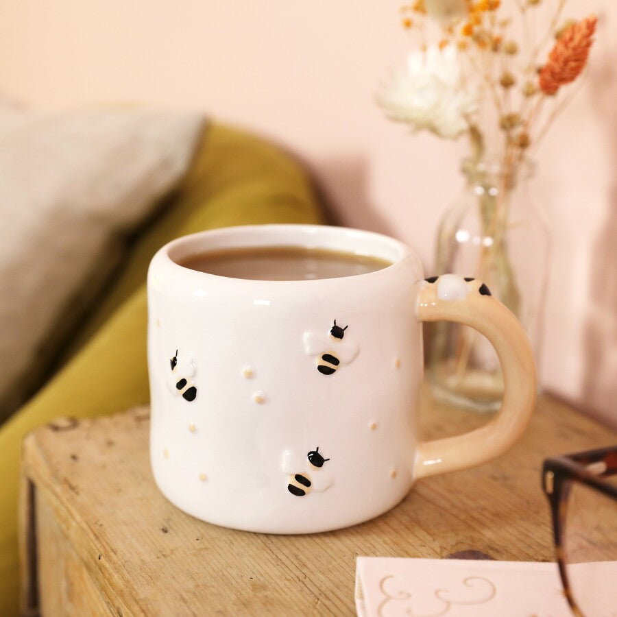 TEXTURED CERAMIC BEE MUG