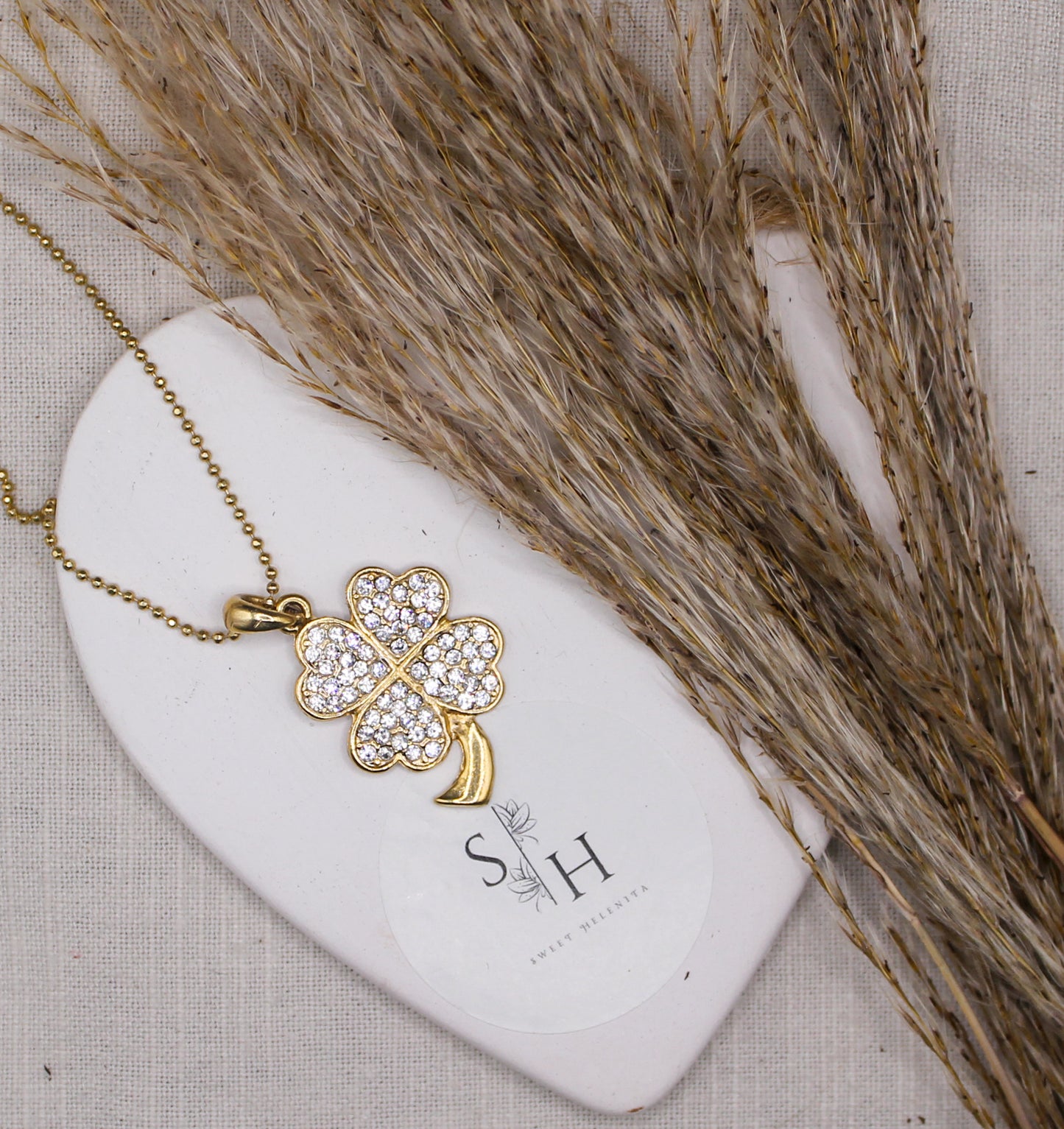 Classic and Elegant Gold Necklace with Four-Leaf Clover Pendant and Strass