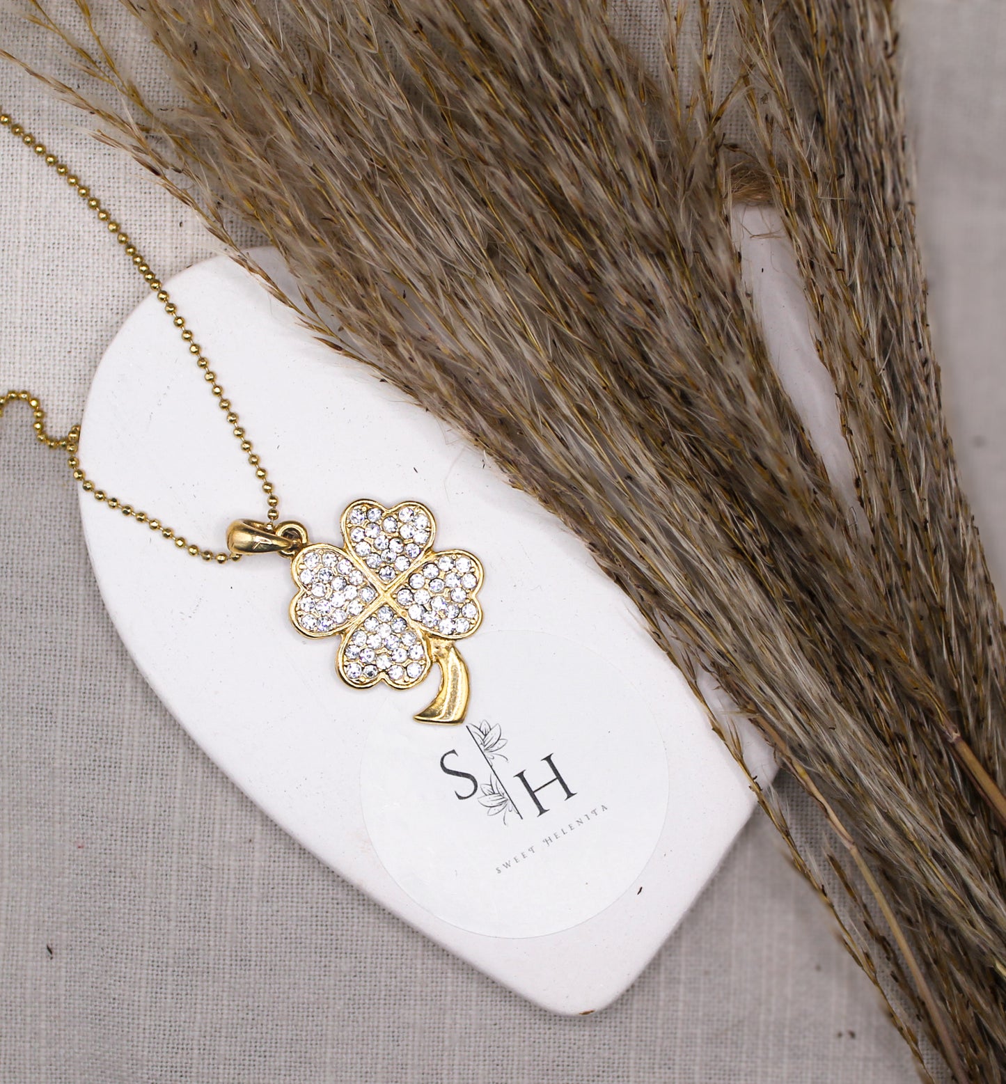 Classic and Elegant Gold Necklace with Four-Leaf Clover Pendant and Strass